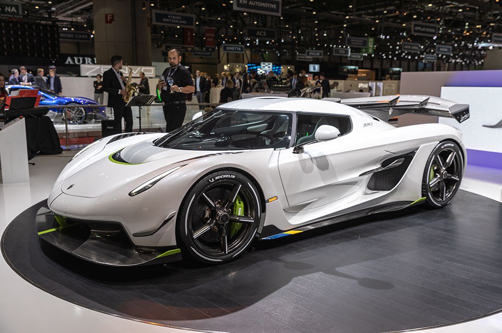 Koenigsegg Jesko — 3 млн долларов. Представленный на автосалоне в Женеве в 2019 году, автомобиль сменил модель Agera RS. Навание Jesko — дань уважения отцу основателя компании Кристиана фон Кёнигсегга. Все 125 экземпляров гиперкара распроданы, причем 83 заявки на автомобиль марка получила еще до начала автосалона в Женеве. 