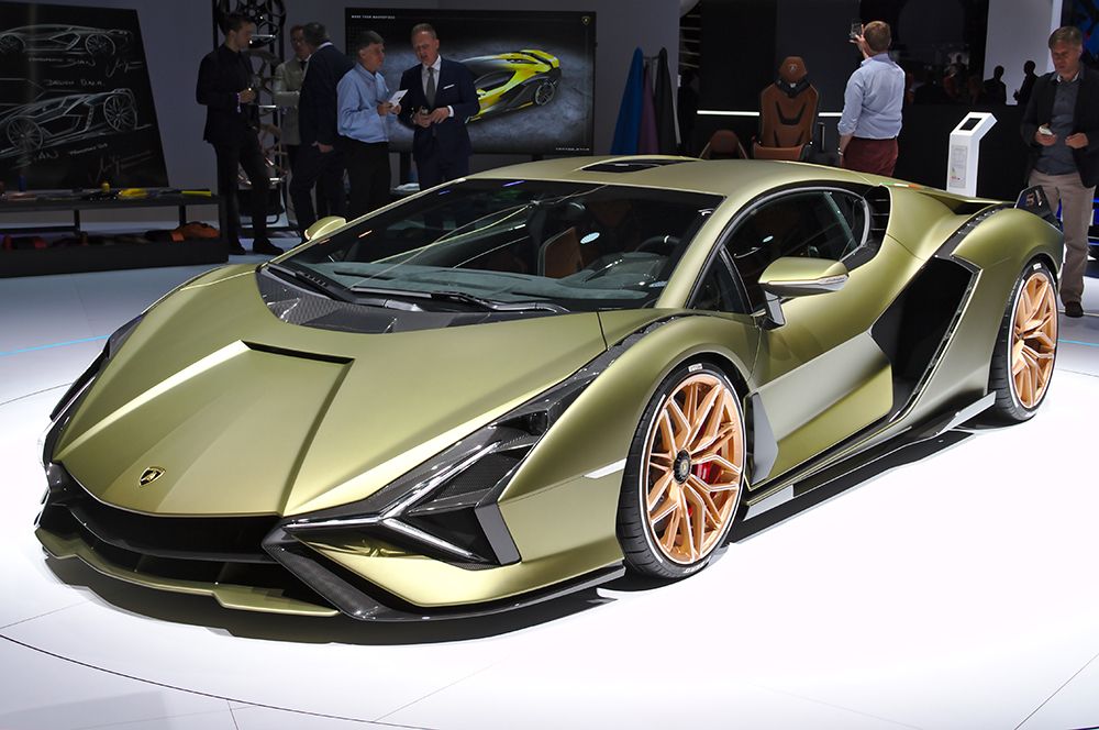 Lamborghini Sian — 3,6 млн. Суперкар, созданный по мотивам концепта Terzo Millennio, его название в переводе с одного из европейских диалектов означает «молния». 