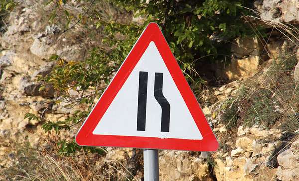 Знак сужение дороги - где встречается и кто должен уступить?