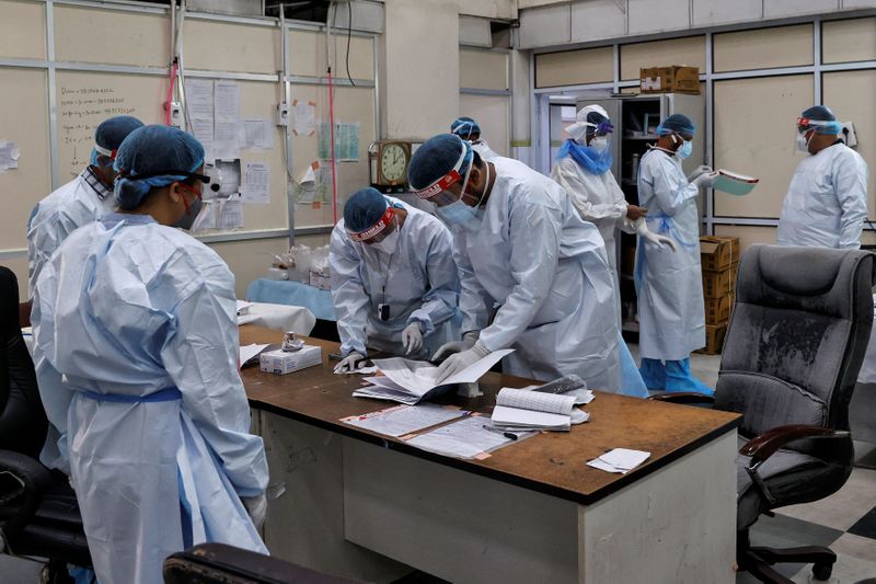 © Reuters. Medical workers treat patients infected with the coronavirus disease (COVID-19) at a hospital in New Delhi