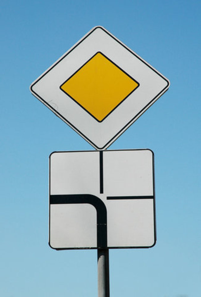 Знак номер дороги на красном фоне