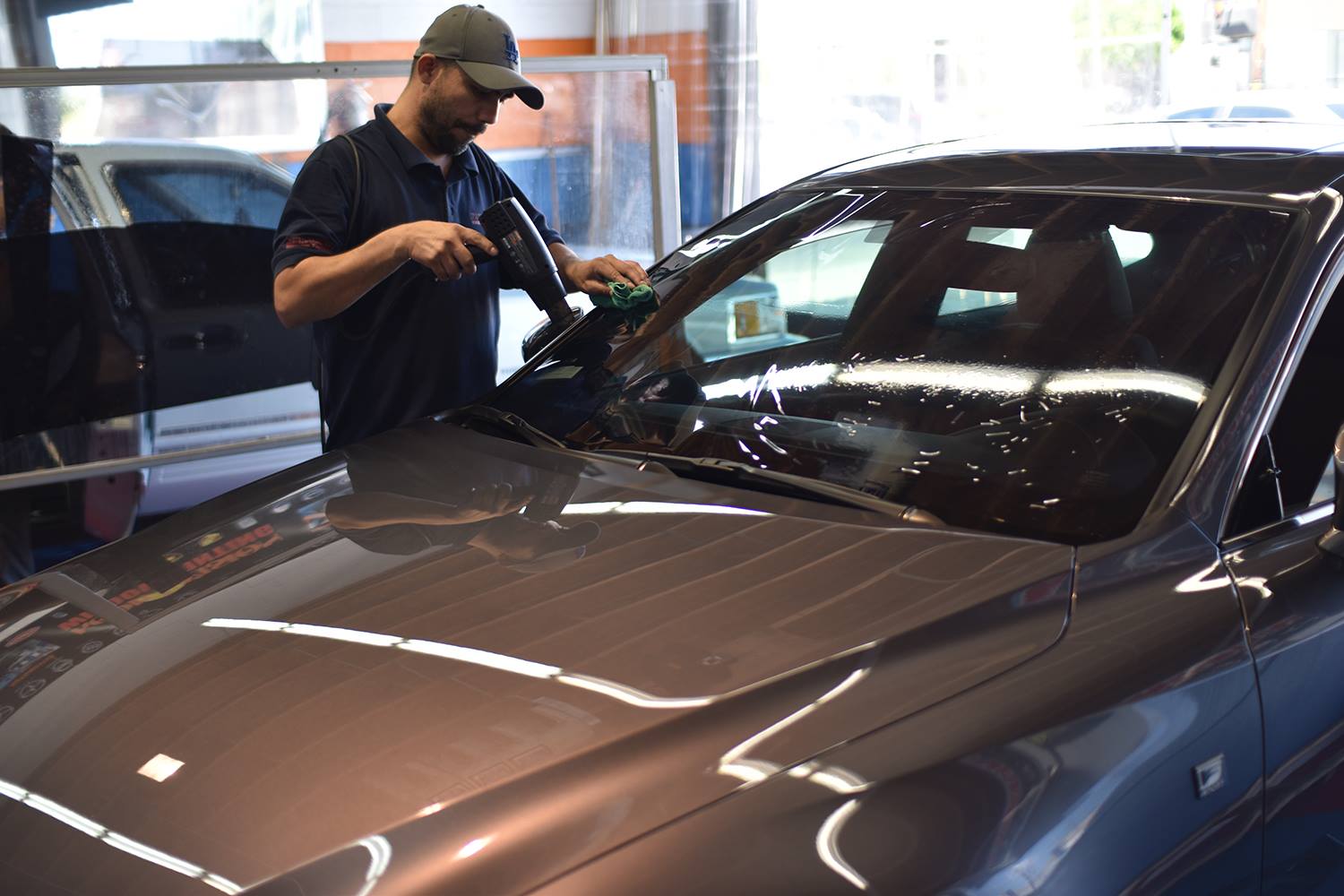 Как снять тонировку с лобового стекла: Как самостоятельно снять ...