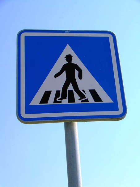 Знак пешеход на желтом фоне